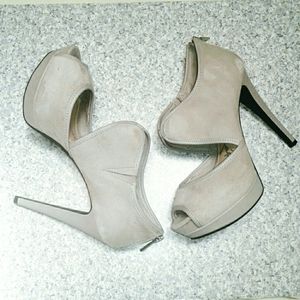 Jessica Simpson Gray Suede peep toe heel sz.8.5